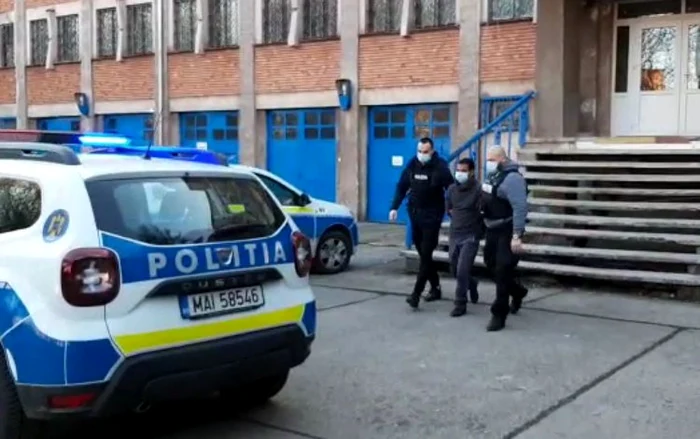 Adolescentul a fost reţinut de poliţişti. Foto: IPJ Hunedoara