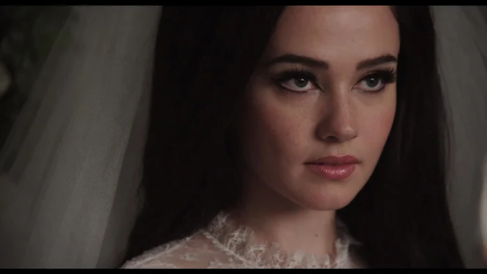 Cailee Spaeny o joacă pe Priscilla