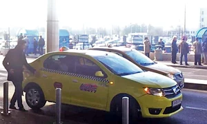 Mara a fost surprins când cobora din taxi la aeroport jpeg
