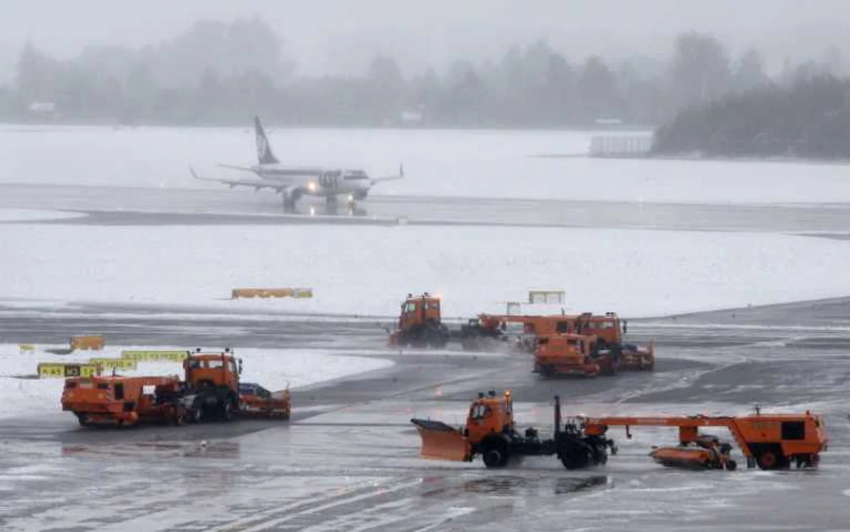 Aeroporturile sunt afectate de ninsoarea abundentă - Foto: EPA