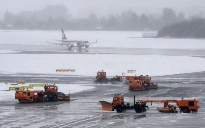 Aeroporturile sunt afectate de ninsoarea abundentă - Foto: EPA