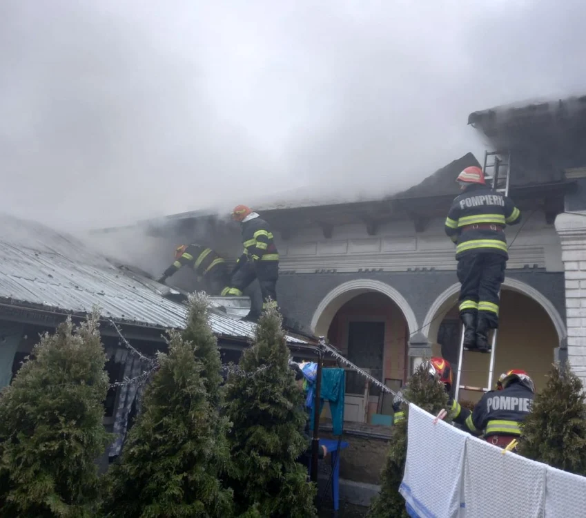 Focul a distrus acoperişul şi bunuri din casă FOTO ISU Ialomiţa