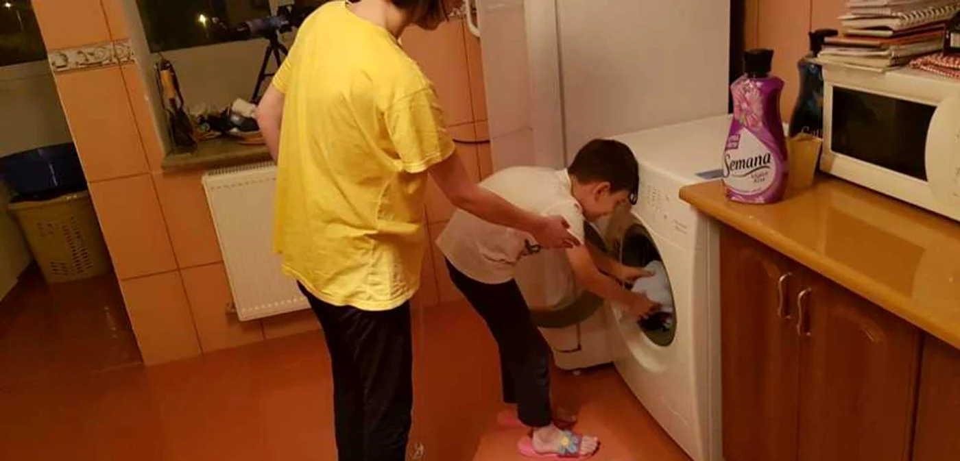 Manuela şi fiul ei cel mare, care o ajută la spălat şi la alte treburi din casă
