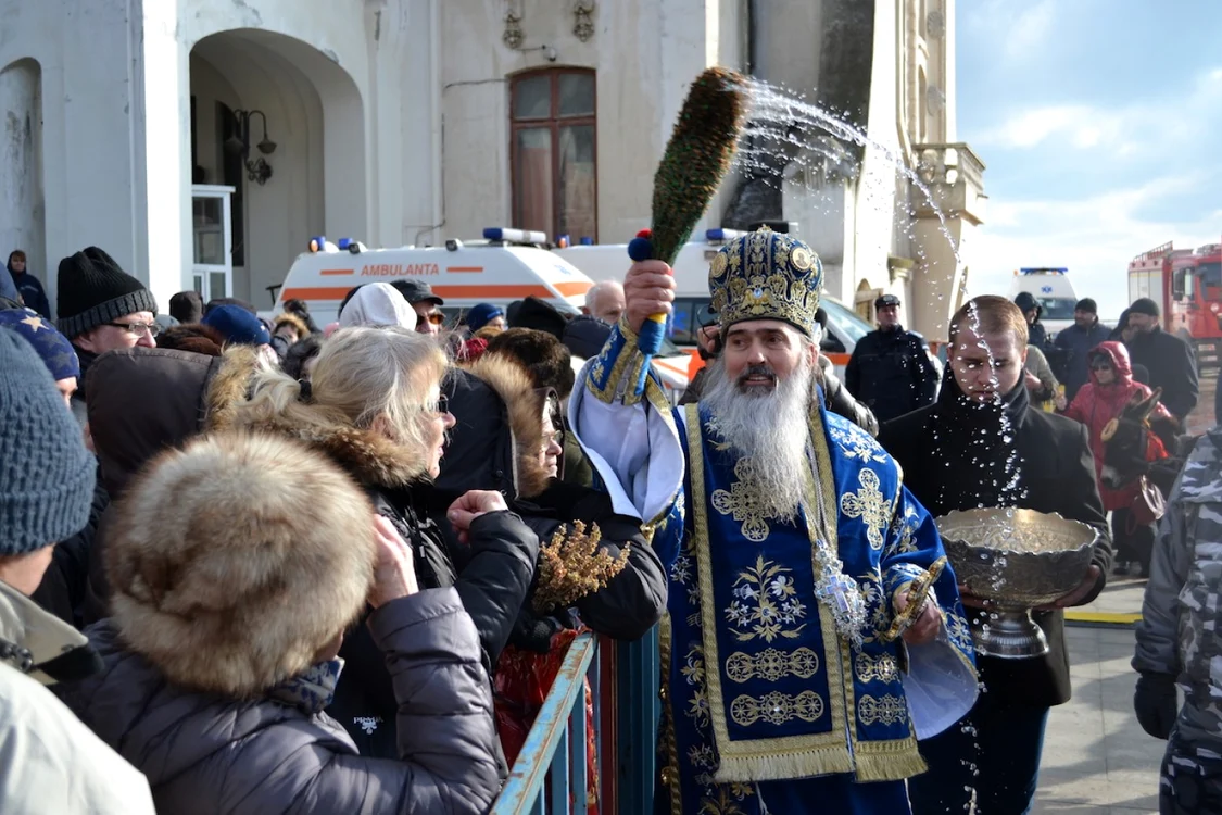 Arhiepiscopul Tomisului botezând mulţimea de credincioşi la slujba de Bobotează Foto Arhivă