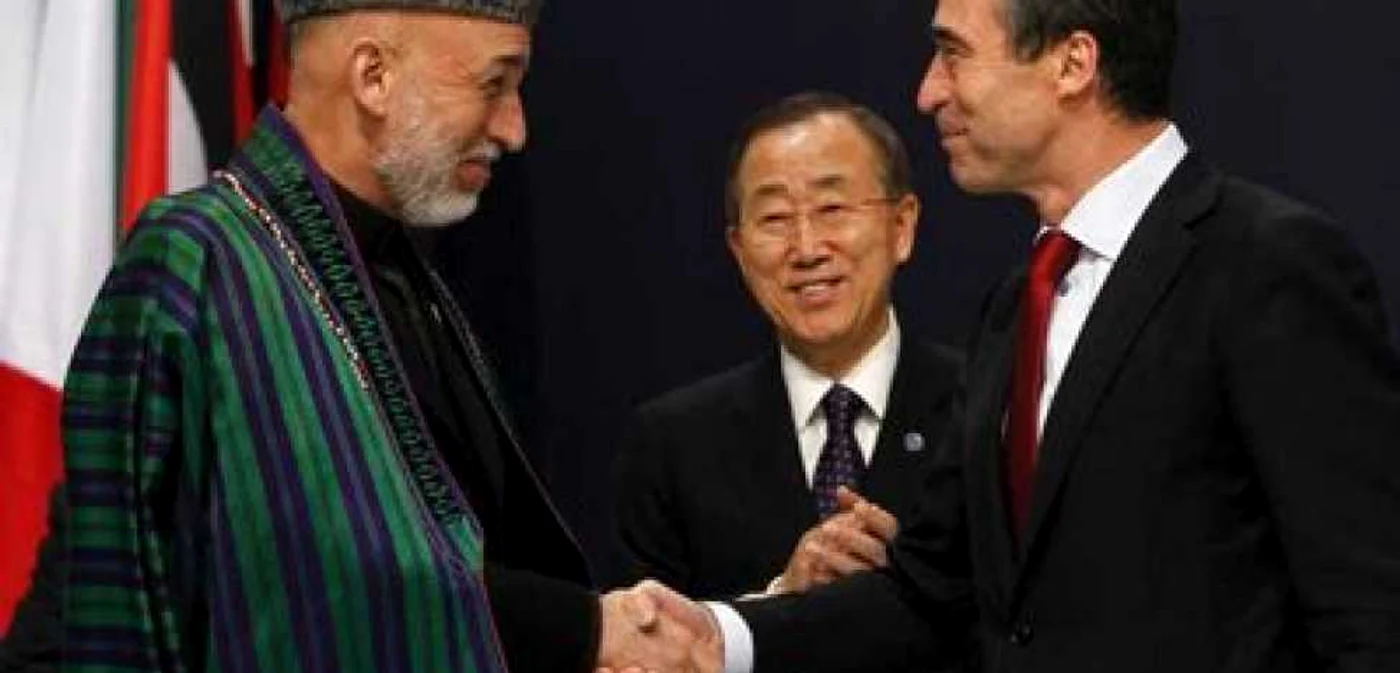 Preşedintele afgan, Hamid Karzai, dă mâna cu Anders Fogh Rasmussen, secretar general al NATO