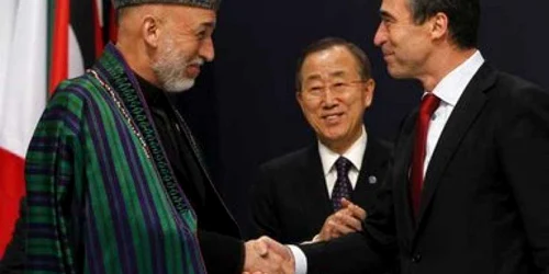Preşedintele afgan, Hamid Karzai, dă mâna cu Anders Fogh Rasmussen, secretar general al NATO