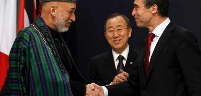 Preşedintele afgan, Hamid Karzai, dă mâna cu Anders Fogh Rasmussen, secretar general al NATO