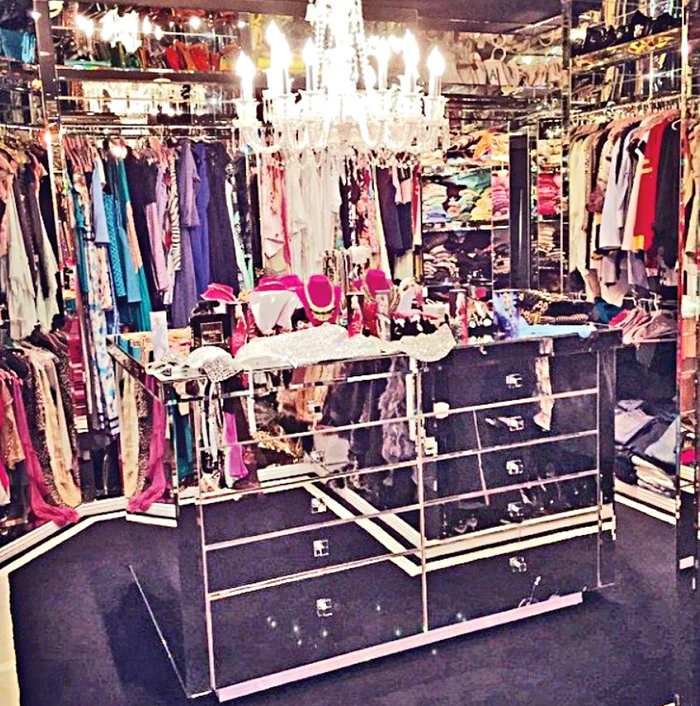 Hainele lui Paris abia  încap în garderobă