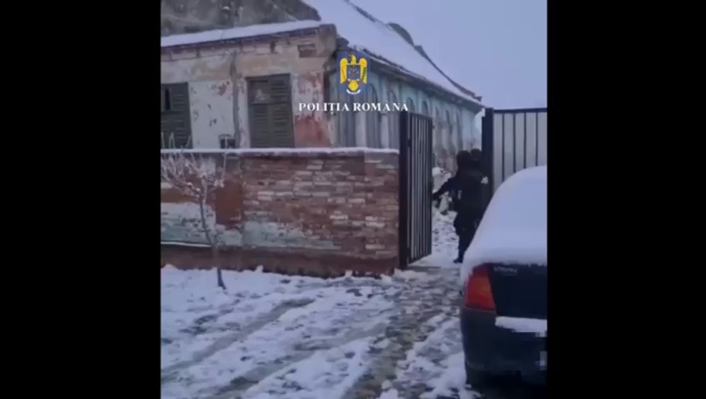 Arme de foc deținute ilegal, descoperite în locuința unui bărbat care și-a amenințat și agresat partenera VIDEO
