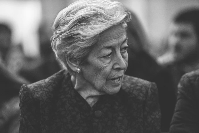 Bătrână cochetă și aranjată - Foto: Pixabay 