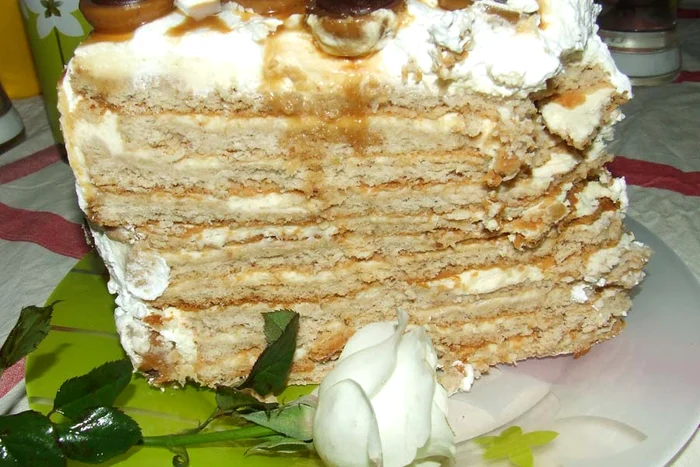 
    Tort din foi de miere de albine şi nucă  