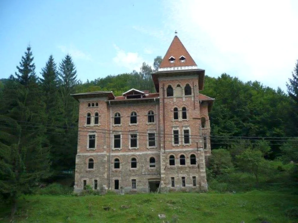 Castelul din Apuseni este părăsit de aproape 30 de ani