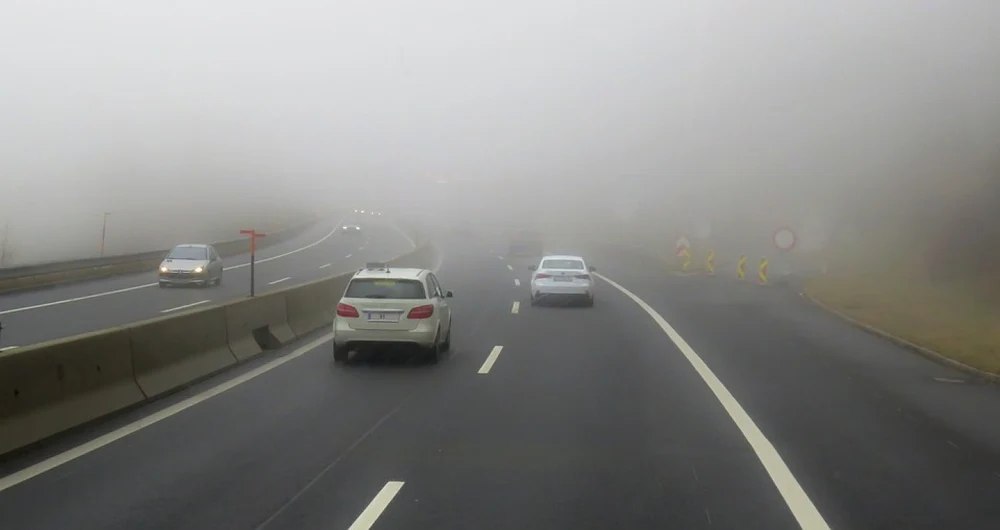 Cod galben de ceaţă densă în localităţi din 18 judeţe