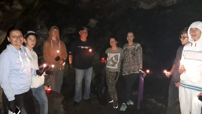 Peştera a fost curăţată de gunoaie de către voluntari