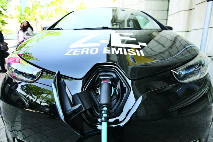 Preţul unui BMW i8 depăşeşte 120.000 de euro, iar „ecotichetul” prevede acordarea unei subvenţii de 4.500 de euro FOTO Dorin Constanda