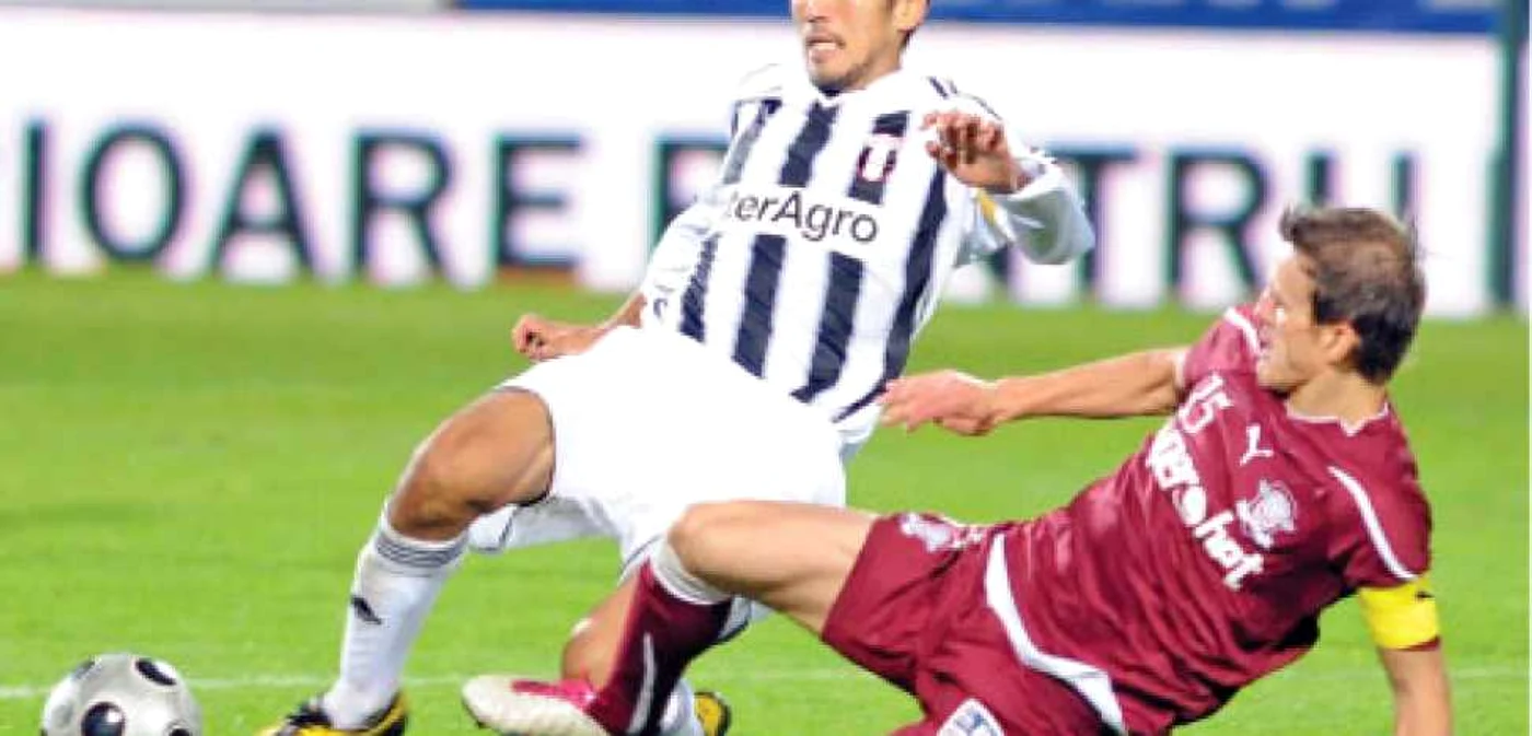Takayuki (în alb), în duel cu alt căpitan, Lazăr de la Rapid 