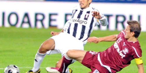 Takayuki (în alb), în duel cu alt căpitan, Lazăr de la Rapid