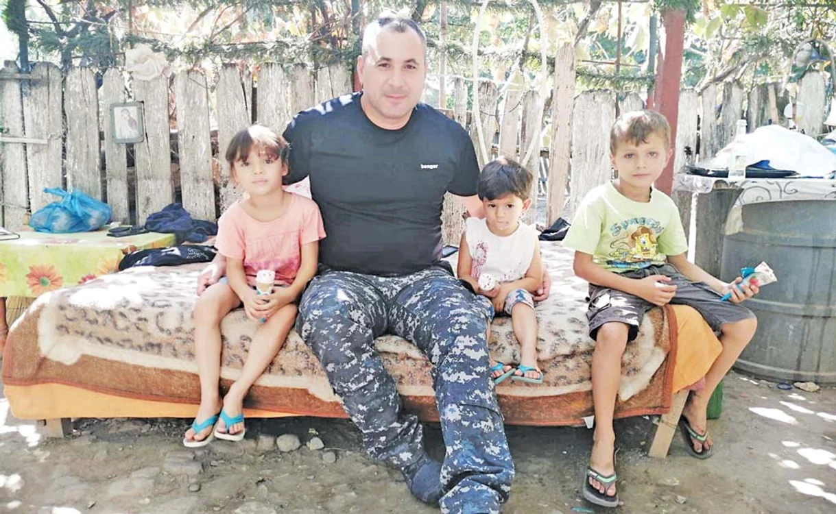 Poliţistul Cristi Stan, alături de trei dintre cei patru copiiFoto: IPJ Ialomiţa