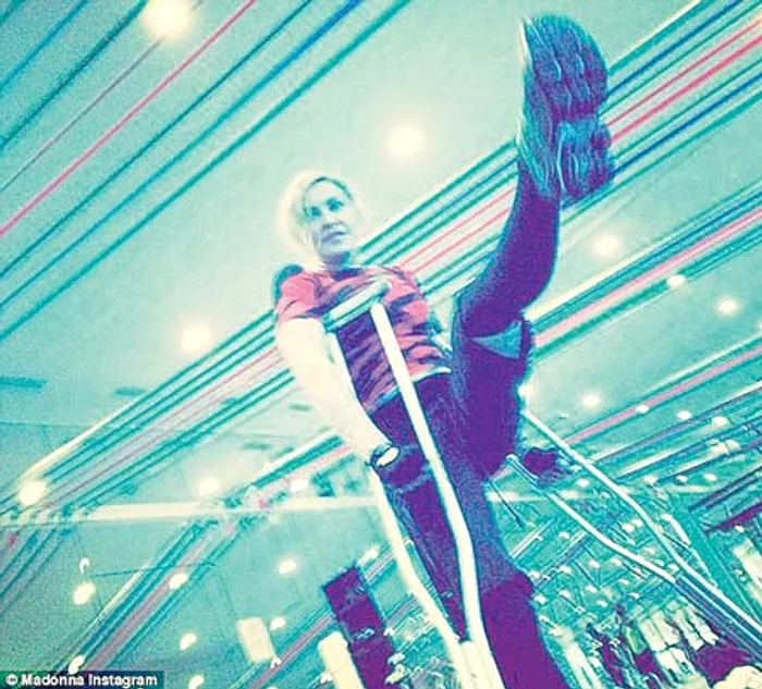 Nu lasă cârjele nici când merge la sală (Fotografii: Guliver/Splashnews/Instagram)