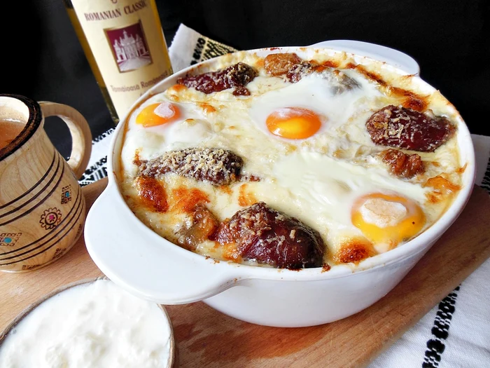 
    Mămăligă în straturi  