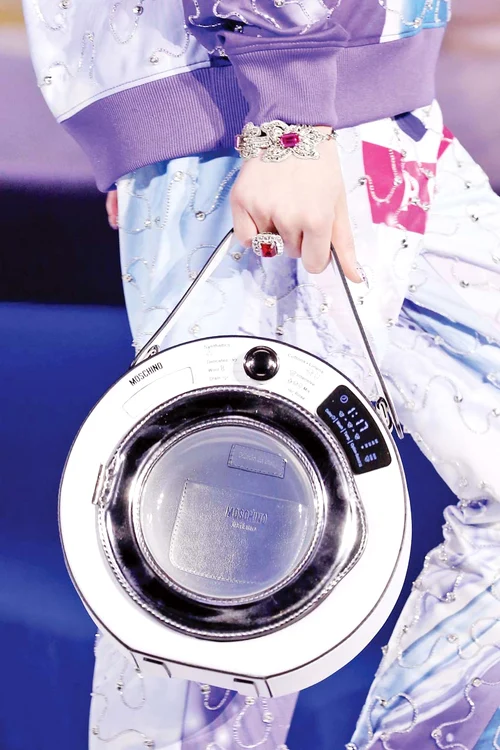 Poţi să juri că a scos maşina de spălat la promenadă