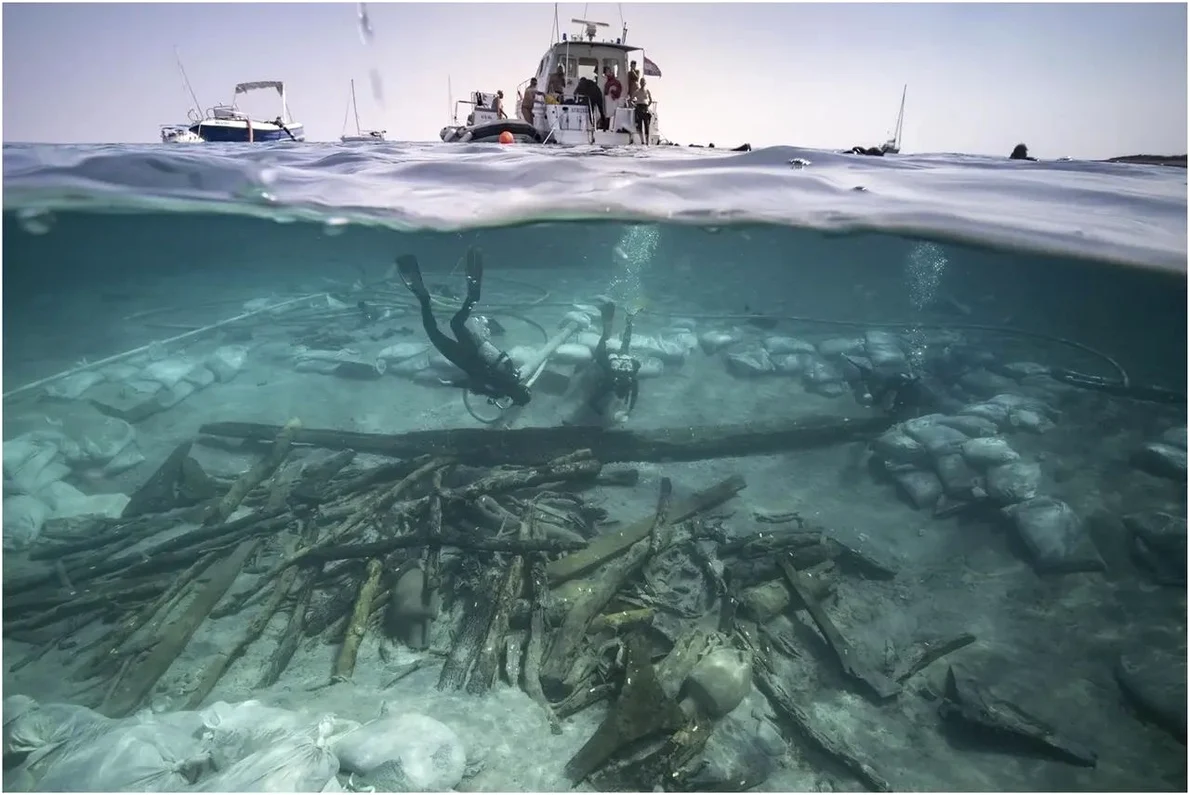 Prova a epavei Ilovik-Paržine 1. În prim plan se vede încărcătura de bușteni și amfore (© Adriboats / L. Damelet, CNRS/CCJ)