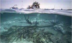 Prova a epavei Ilovik-Paržine 1. În prim plan se vede încărcătura de bușteni și amfore (© Adriboats / L. Damelet, CNRS/CCJ)