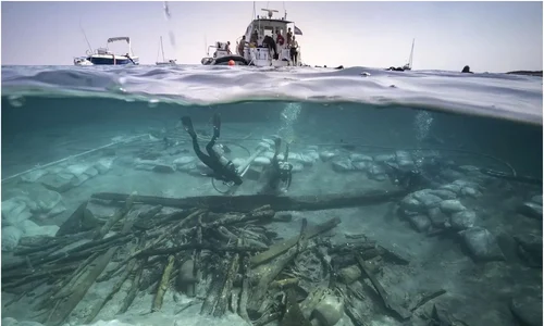 Prova a epavei Ilovik-Paržine 1. În prim plan se vede încărcătura de bușteni și amfore (© Adriboats / L. Damelet, CNRS/CCJ)