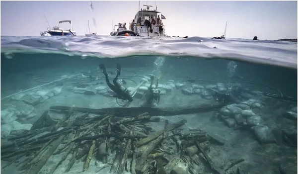 Prova a epavei Ilovik-Paržine 1. În prim plan se vede încărcătura de bușteni și amfore (© Adriboats / L. Damelet, CNRS/CCJ)