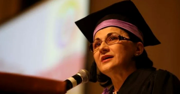 Ecaterina Andronescu rămâne fără cele trei articole de cercetare despre materialele ceramice