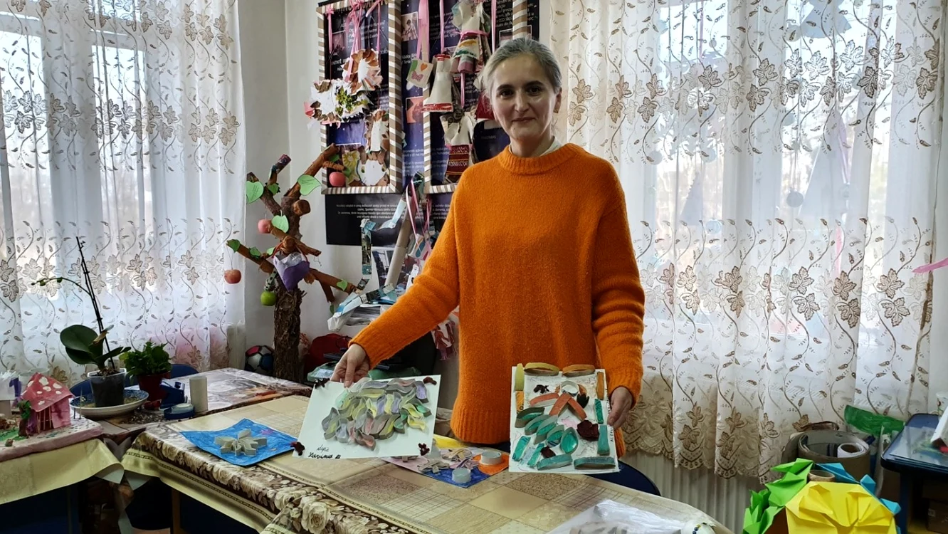 Monica Lăcrămioara Anghel alături de creaţiile elevilor săi FOTO Valentin Trufasu