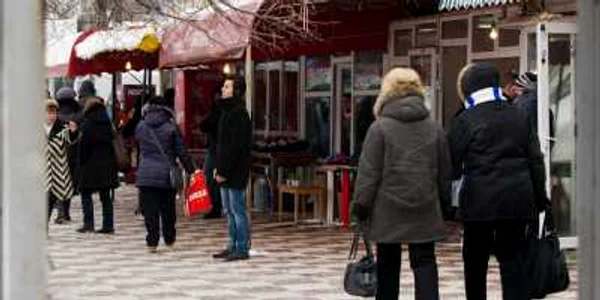 "În vremuri bune", de Ziua îndrăgostiţilor, acest trotuar ar fi fost luat în stăpânire de flori Foto Cosmin Costache