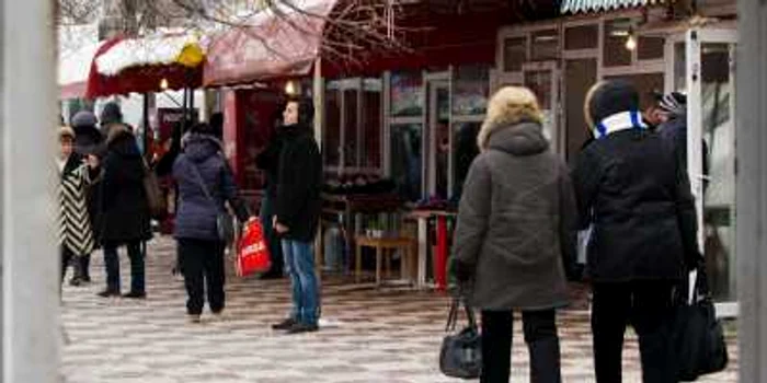 "În vremuri bune", de Ziua îndrăgostiţilor, acest trotuar ar fi fost luat în stăpânire de flori Foto Cosmin Costache