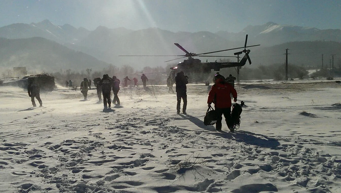 
    Turiștii au fost urcați în elicoptere în jurul prânzului (fotografii:Tudor Alexandrescu)  