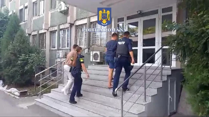 Cei doi agresori au stat o noapte în arest FOTO: captura video IPJ Olt