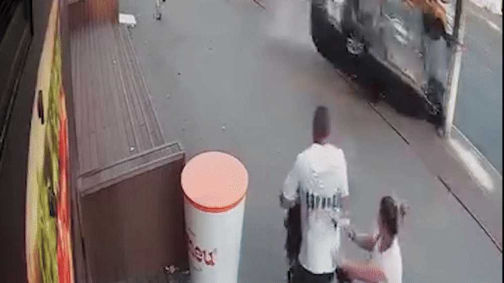 Momentul în care o mașină plonjează pe trotuar, în Galați, lângă un cuplu cu un bebeluș aflat în cărucior. Reflexul tatălui este impresionant