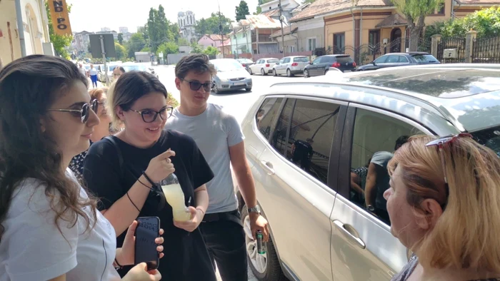 Absolvenţii de liceu s-au consultat la ieşirea din examen cu profesoara lor FOTOGRAFII: Alina Mitran