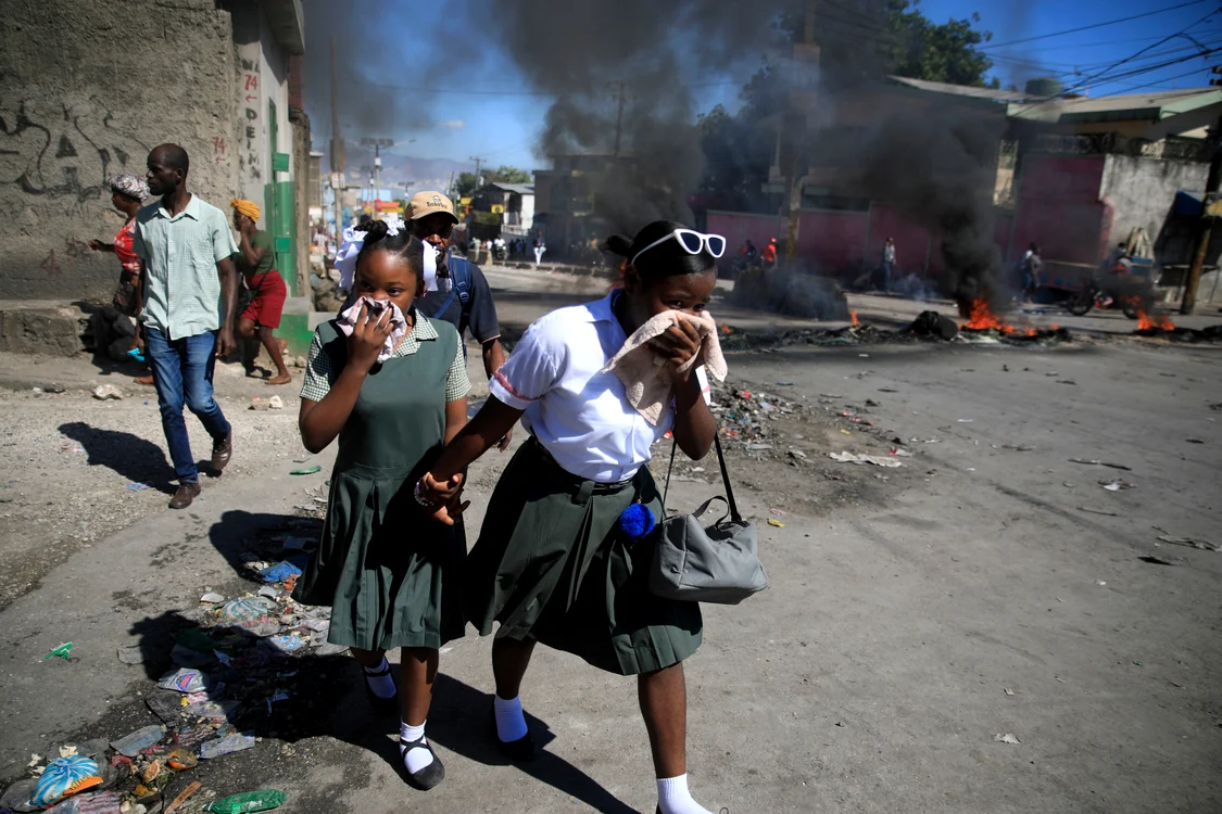 Protestele violente din Haiti au dus la închiderea unor școli și fabrici Foto: Profimedia
