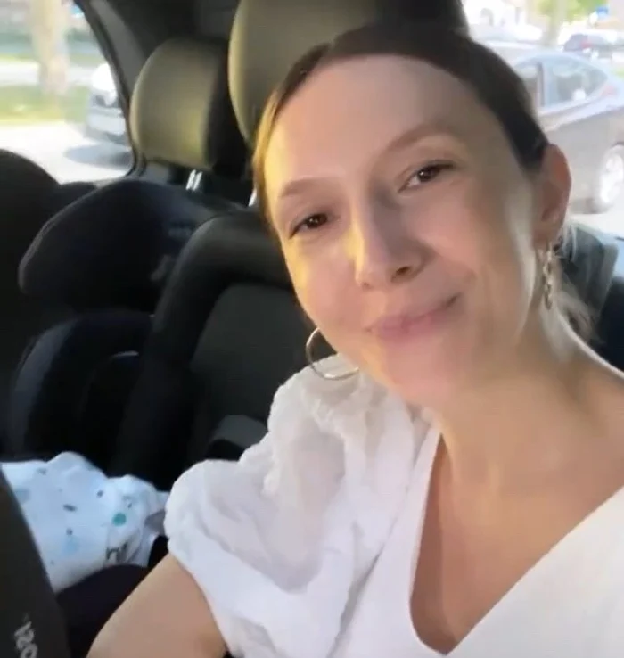 Adela Popescu, în mașină, la externarea de la maternitatefoto: Instagram