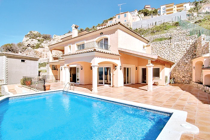 Proprietatea e situată pe  malul Mării Mediterane