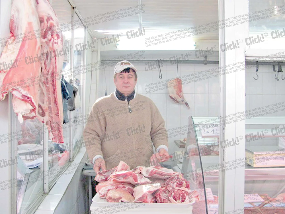 
    Iovan Iliuţă, un comerciant din Craiova, vrea să le  vândă clienţilor fideli  carnea de porc pe datorie  