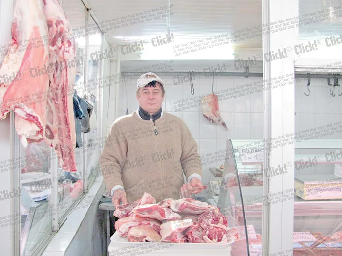 Iovan Iliuţă, un comerciant din Craiova, vrea să le vândă clienţilor fideli carnea de porc pe datorie
