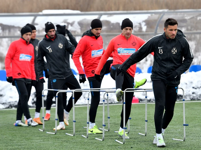 Cele şase echipe care ocupă în acest moment un loc de play-off au plecat în pregătiri cu gândul să rupă noriiFOTO: Sportpictures.eu