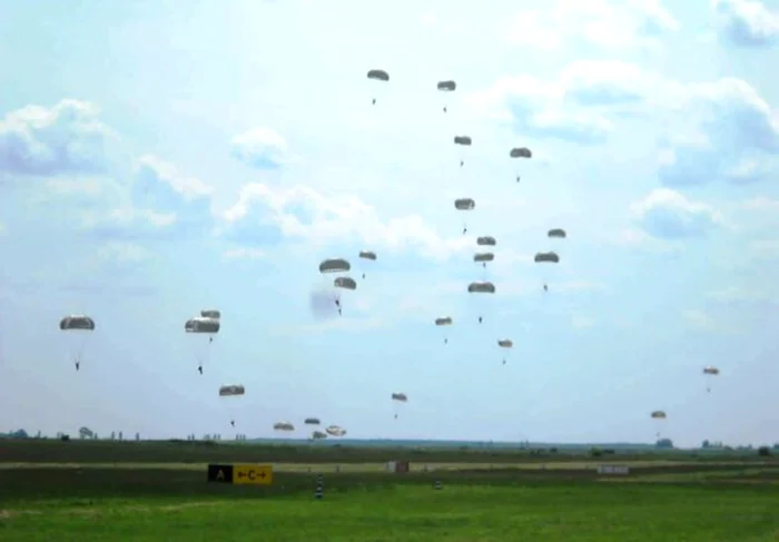 Peste 2000 de parașutiști participă la exercițiu NATO. Foto: MApN