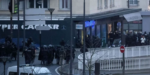 Asalt politisti franta - magazin evreiesc FOTO AP