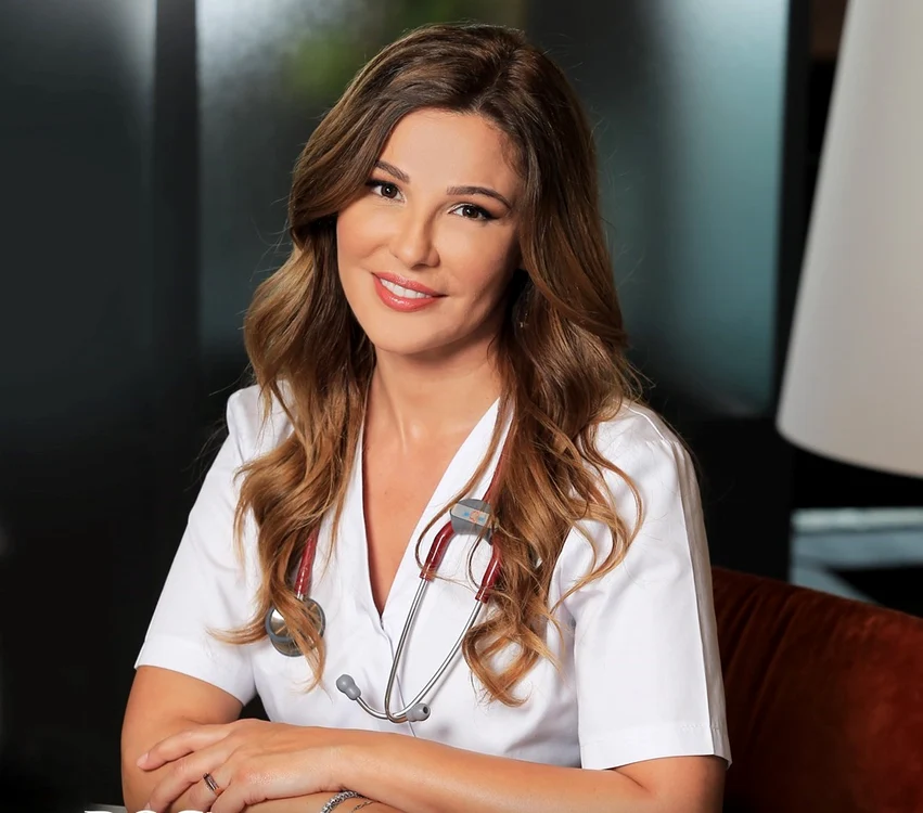 Oana Cuzino are 48 de ani și este medic primar Gerontologie și Geriatriefoto: Facebook