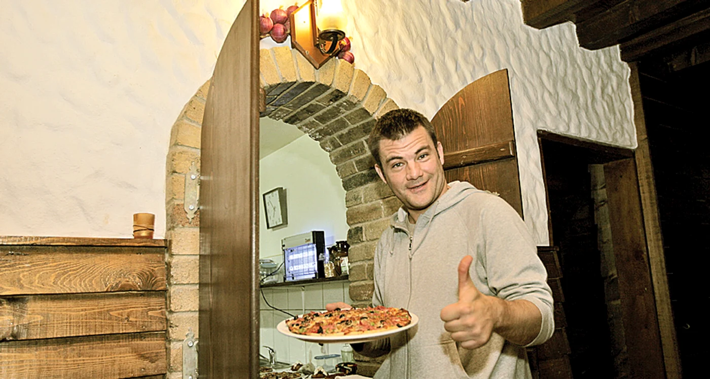 
    Viorel Șipoș face bani  frumoși cu localul lui  ”Casa Rustică”, din  Kogălniceanu, de  lângă baza militară  