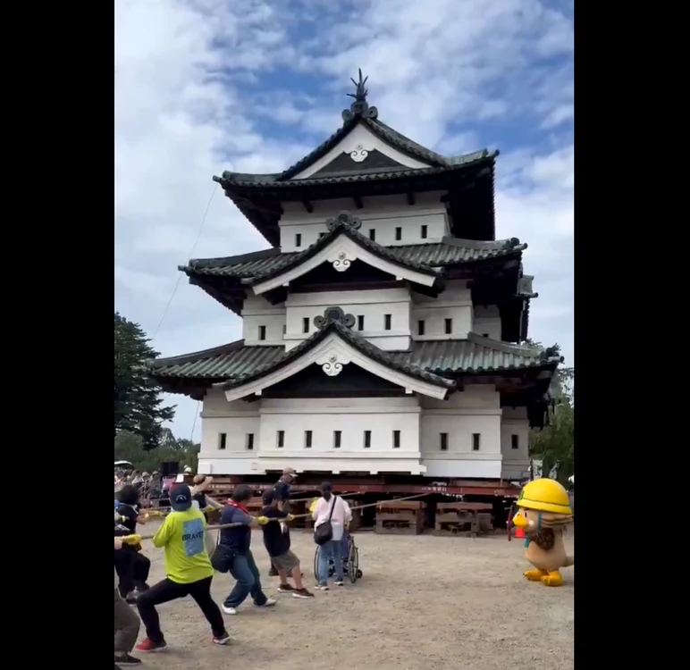 Castel de 360 de tone, mutat cu frânghiile în Japonia. 