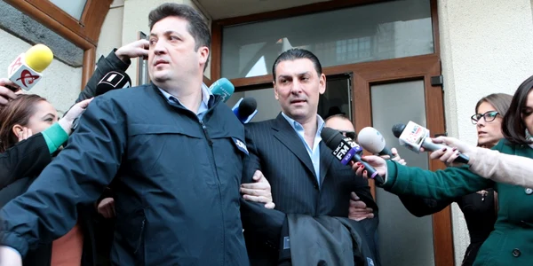 Nicolae Paun cu catuse la iesirea de la DNA foto Eduard Enea