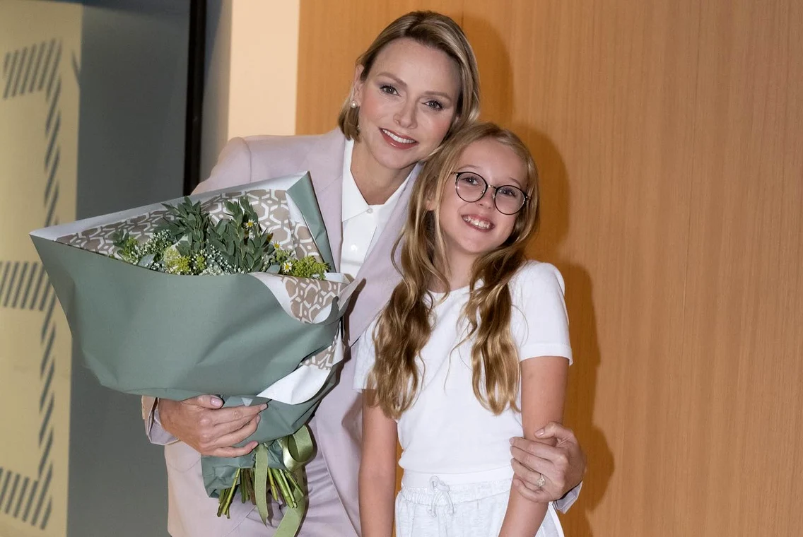 Prințesa Charlene de Monaco în roz, Facebook